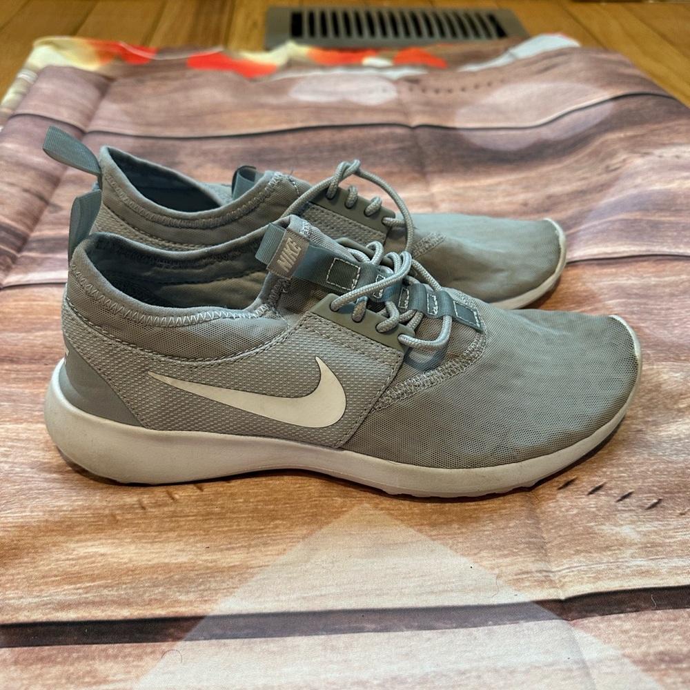 🩶 Gray women’s Nike sneakers❣️